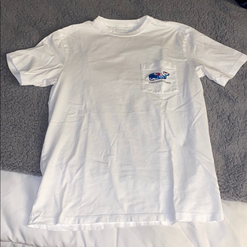 White vineyard vines T-shirt